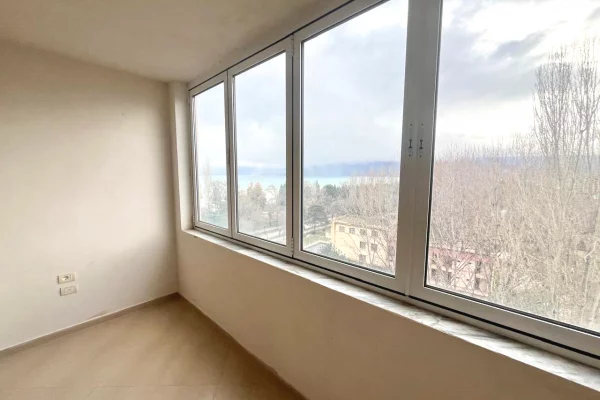 Shtepi ne shitje Apartament ne Pogradec, 1+1, Mobilimi Bosh, pa mobiluar, Pagesa 93,000  Euro.