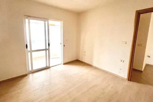 Shtepi ne shitje Apartament ne Pogradec, 1+1, Mobilimi Bosh, pa mobiluar, Pagesa 93,000  Euro.