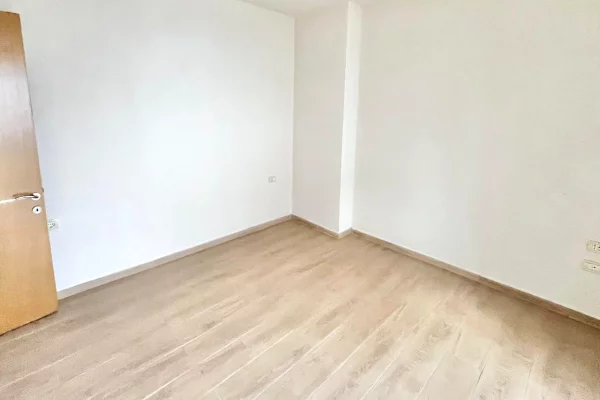 Shtepi ne shitje Apartament ne Pogradec, 1+1, Mobilimi Bosh, pa mobiluar, Pagesa 93,000  Euro.