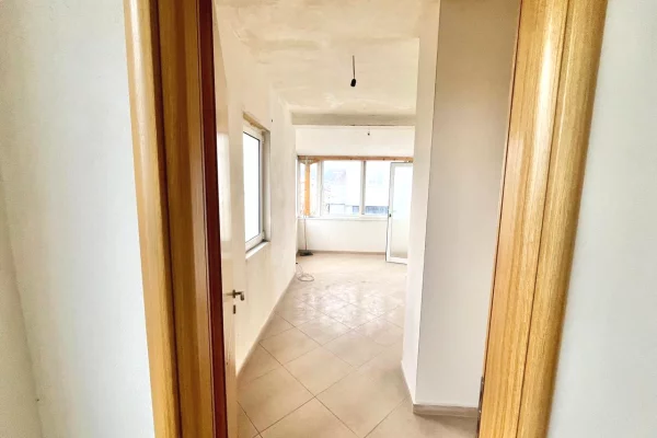 Shtepi ne shitje Apartament ne Pogradec, 1+1, Mobilimi Bosh, pa mobiluar, Pagesa 93,000  Euro.