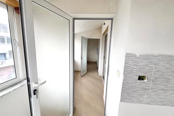 Shtepi ne shitje Apartament ne Pogradec, 1+1, Mobilimi Bosh, pa mobiluar, Pagesa 93,000  Euro.