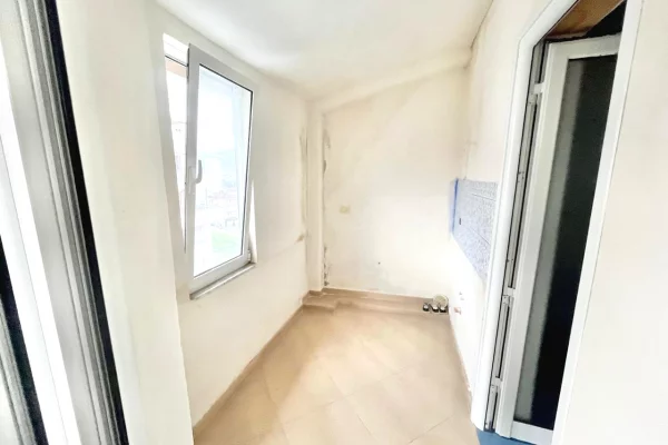 Shtepi ne shitje Apartament ne Pogradec, 1+1, Mobilimi Bosh, pa mobiluar, Pagesa 93,000  Euro.