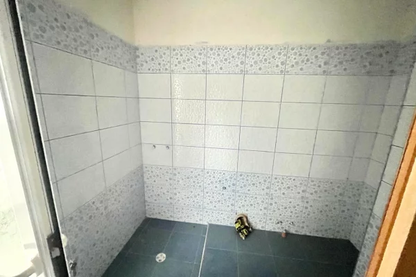 Shtepi ne shitje Apartament ne Pogradec, 1+1, Mobilimi Bosh, pa mobiluar, Pagesa 93,000  Euro.