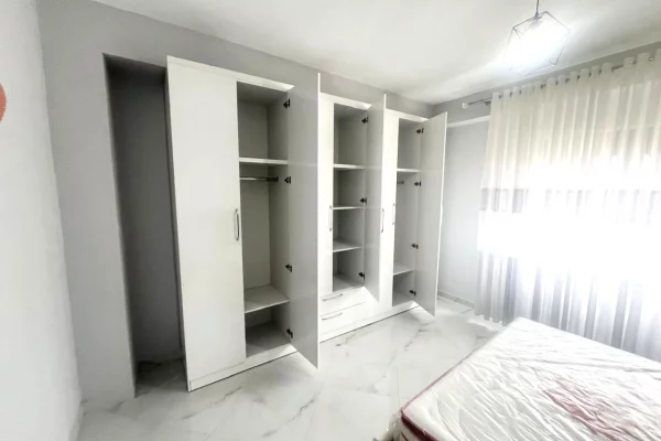 Shtepi ne shitje Apartament ne Pogradec, 2+1, Mobilimi Pjeserisht e mobiluar, Pagesa 150,000  Euro.