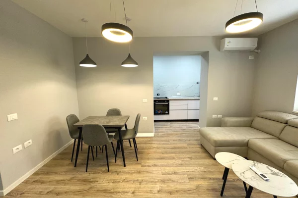 JEPET APARTAMENT 2+1 ME QERA TEK BULEVARDI ZOGU 1.