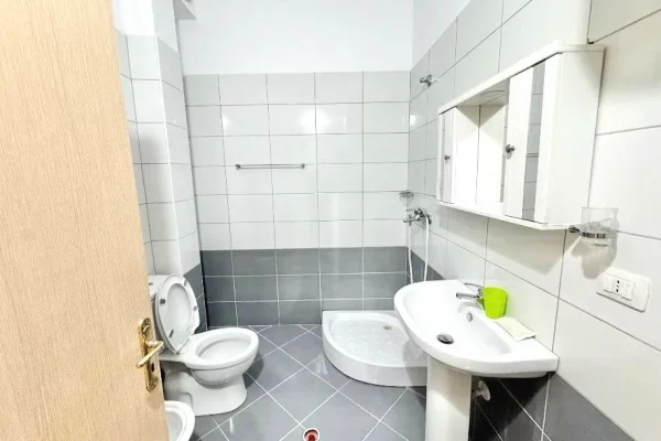 Shtepi me qera Apartament ne Tirane, 2+1, Mobilimi Pjeserisht e mobiluar, Pagesa 450  Euro.