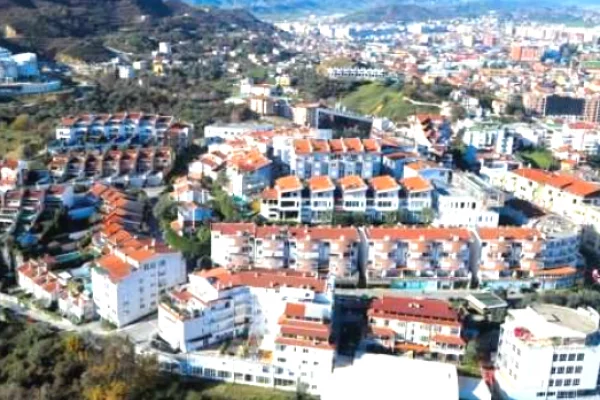 Shtepi ne shitje Duplex(shtepi me 2 kate) ne Tirane, 4+1, Mobilimi Bosh, pa mobiluar, Pagesa 350,000  Euro.