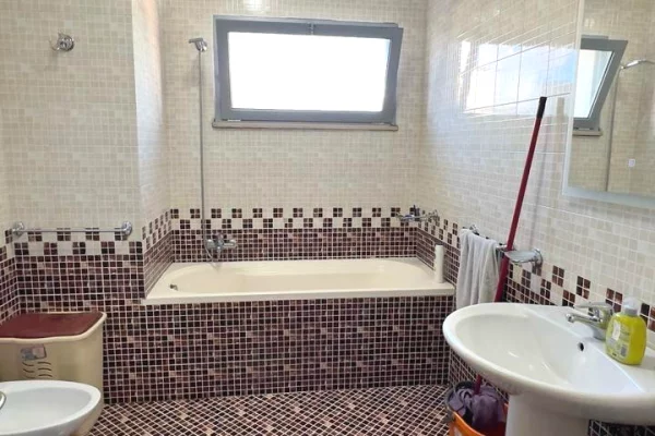 Shtepi me qera Apartament ne Tirane, 2+1, Mobilimi E mobiluar, Pagesa 850  Euro.