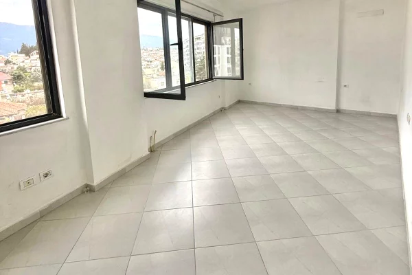 Appartamento in vendita a Tirana 2+1, Arredato