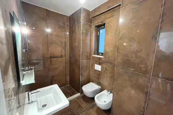 Shtepi me qera Apartament ne Tirane, 2+1, Mobilimi Bosh, pa mobiluar, Pagesa 600  Euro.