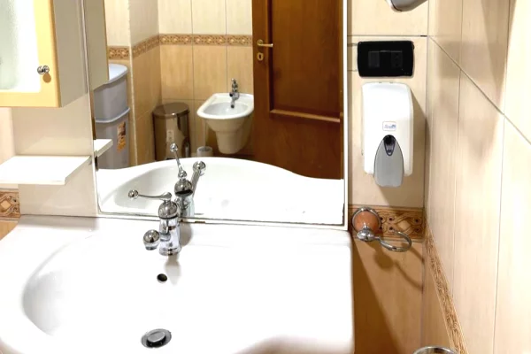 JEPET ME QERA AMBIENT ZYRE NE BLLOK-PRANE ISH-MJELLMES