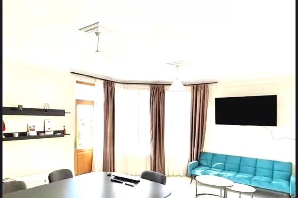 Ambiente Commerciale in Affitto 3+1 a Tirana - 650 Euro