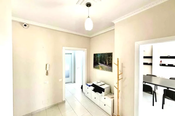 Ambiente Commerciale in Affitto 3+1 a Tirana - 650 Euro