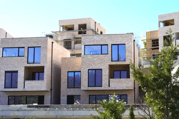 VILE MODERNE ME PISHINE PRIVATE NE SHITJE TEK SWAN RESIDENCE