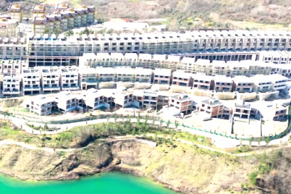 Shtepi ne shitje Vila Luksoze ne Tirane, 4+1, Mobilimi Bosh, pa mobiluar, Pagesa 419,378  Euro.