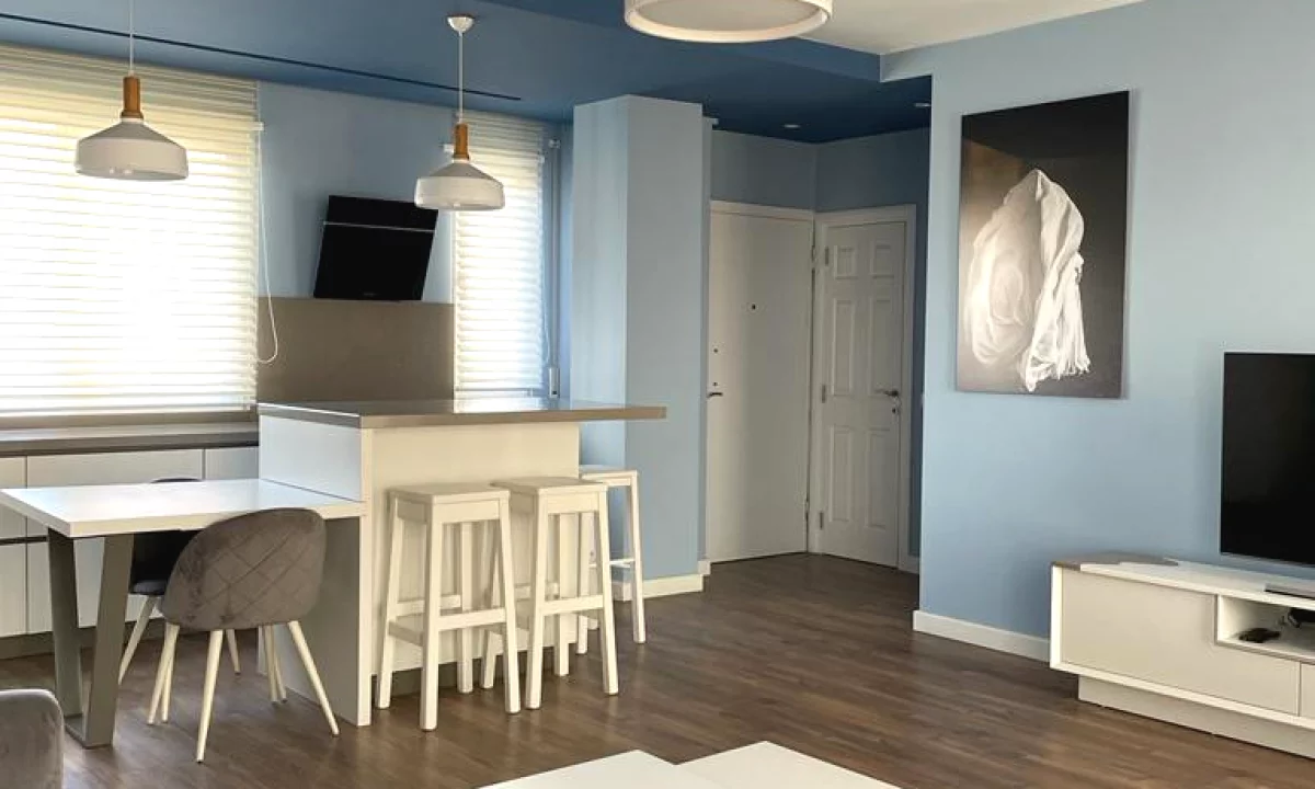 Shtepi me qera Apartament ne Tirane, 1+1, Mobilimi E mobiluar, Pagesa 1,300  Euro.