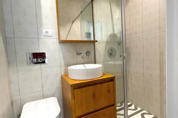 Shtepi me qera Apartament ne Tirane, 1+1, Mobilimi E mobiluar, Pagesa 1,300  Euro.