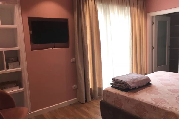Shtepi me qera Apartament ne Tirane, 1+1, Mobilimi E mobiluar, Pagesa 1,300  Euro.