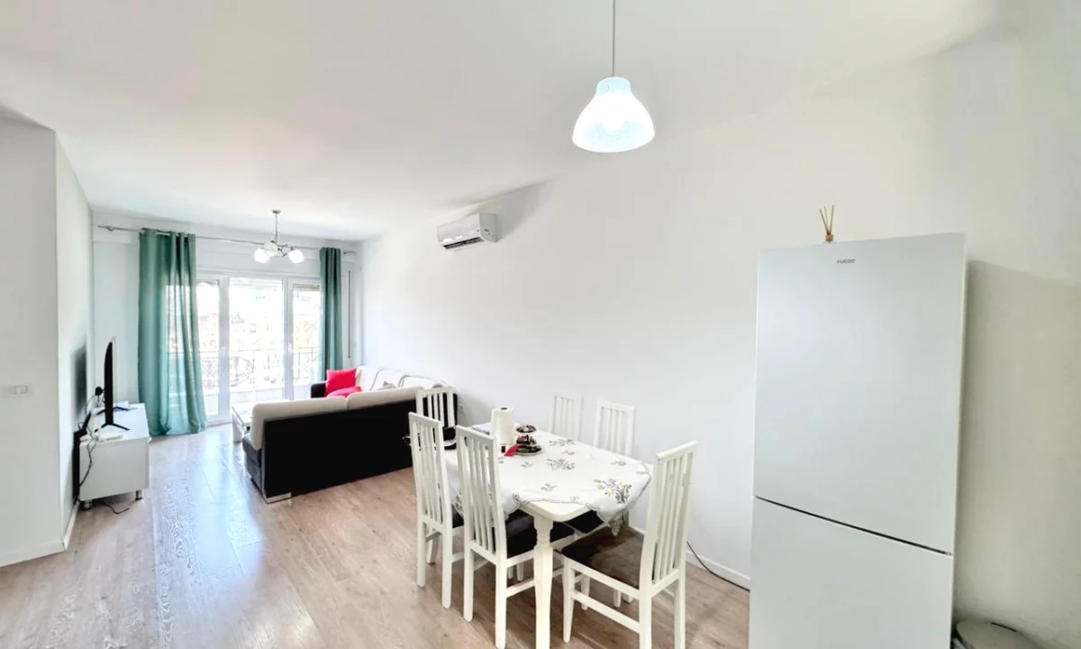 Shtepi ne shitje Apartament ne Tirane, 2+1, Mobilimi Pjeserisht e mobiluar, Pagesa 250,000  Euro.