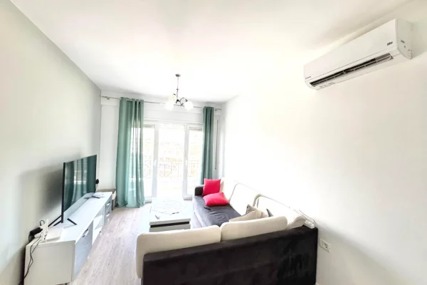Shtepi ne shitje Apartament ne Tirane, 2+1, Mobilimi Pjeserisht e mobiluar, Pagesa 250,000  Euro.