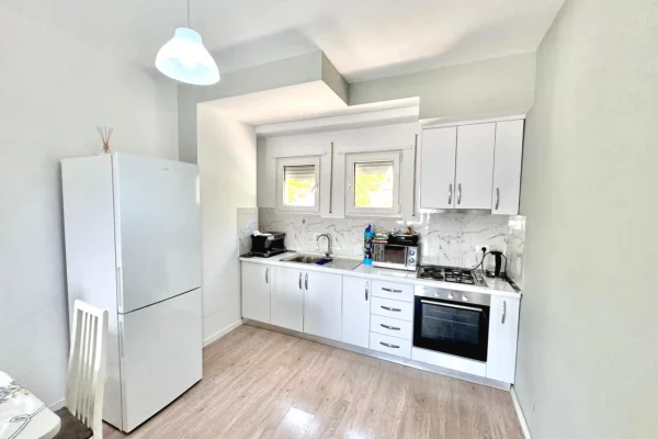 Shtepi ne shitje Apartament ne Tirane, 2+1, Mobilimi Pjeserisht e mobiluar, Pagesa 250,000  Euro.