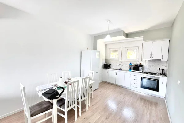 Shtepi ne shitje Apartament ne Tirane, 2+1, Mobilimi Pjeserisht e mobiluar, Pagesa 250,000  Euro.