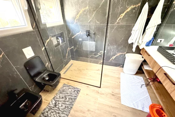 Shtepi ne shitje Apartament ne Tirane, 2+1, Mobilimi Pjeserisht e mobiluar, Pagesa 250,000  Euro.