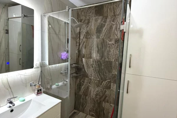 Shtepi me qera Apartament ne Tirane, 2+1, Mobilimi E mobiluar, Pagesa 650  Euro.