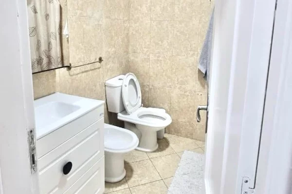 Shtepi me qera Apartament ne Tirane, 2+1, Mobilimi E mobiluar, Pagesa 65,000  Leke.