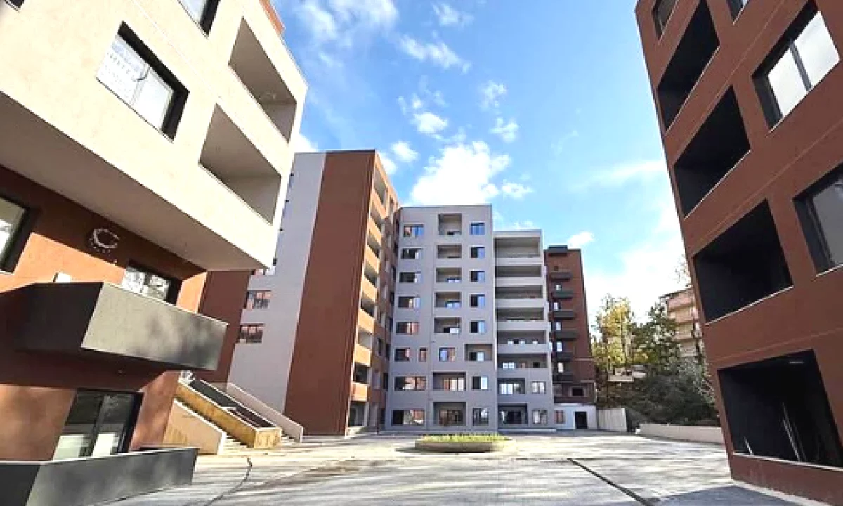 Shtepi ne shitje Apartament ne Tirane, 3+1, Mobilimi Bosh, pa mobiluar, Pagesa 235,270  Euro.