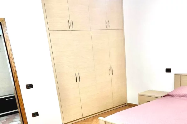 Shtepi me qera Apartament ne Tirane, 2+1, Mobilimi E mobiluar, Pagesa 700  Euro.