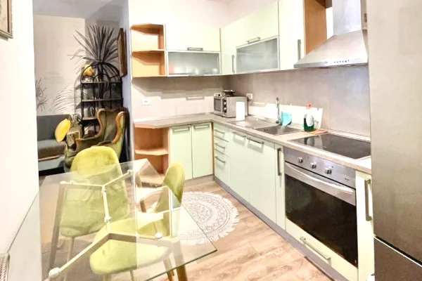 Shtepi me qera Apartament ne Tirane, 2+1, Mobilimi E mobiluar, Pagesa 800  Euro.