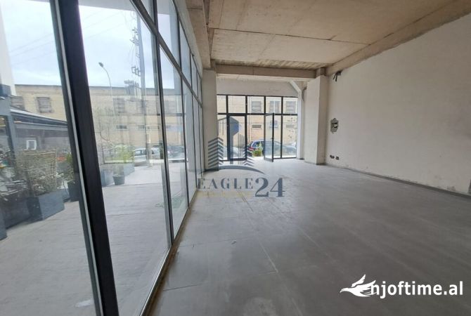 Ambiente Commerciale in Vendita 1+1 a Tirana - 152,000 Euro