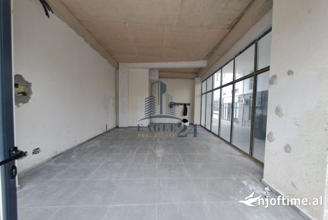Ambiente Commerciale in Vendita 1+1 a Tirana - 152,000 Euro