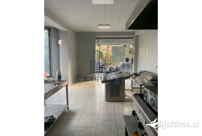 Dyqan me Siperfaqe 78m2 per Shitje – Rruga Kodra e Diellit, Kryqezimi Xhon Kenedi