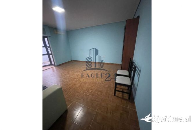 Dyqan për shitje në Ish Fusha e Aviacionit, Tiranë, 