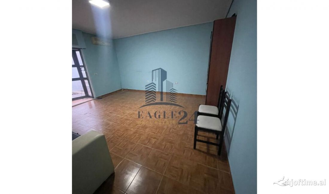 Dyqan per shitje ne Ish Fusha e Aviacionit, Tirane, 