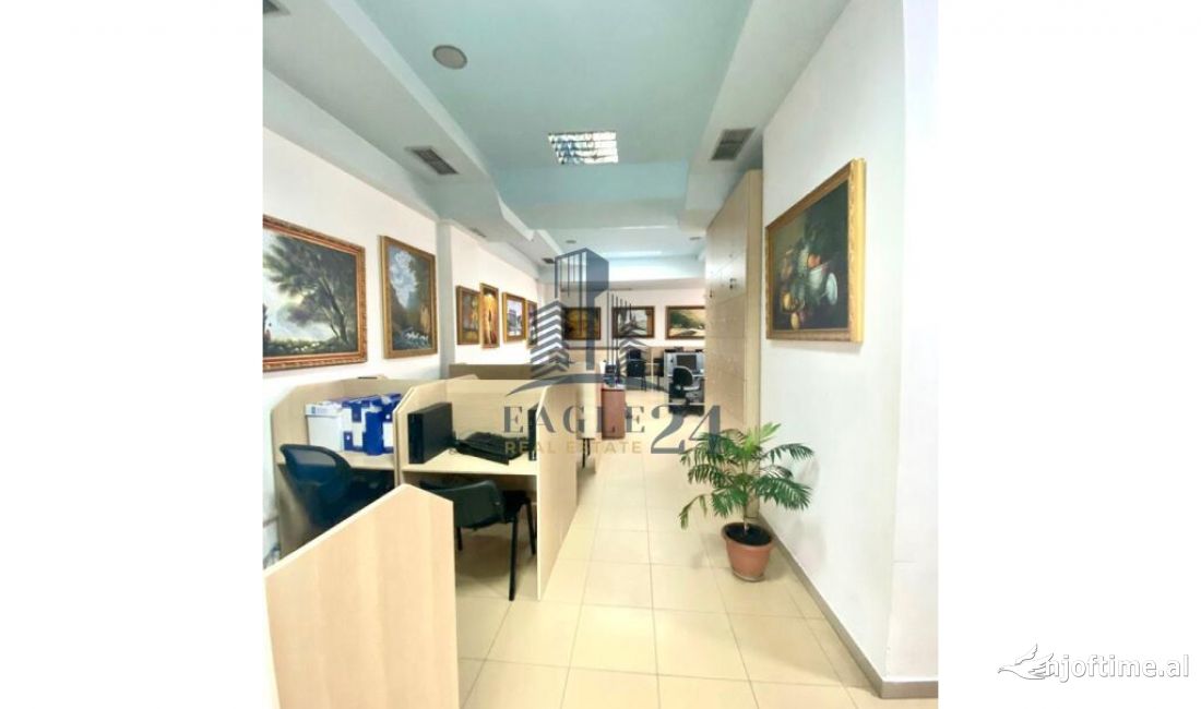 Shitet ambient komercial tek Ambasada Amerikane 