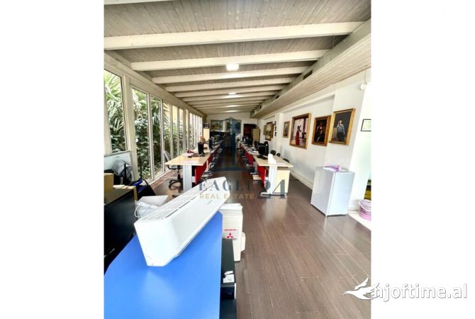 Shitet ambient komercial tek Ambasada Amerikane 