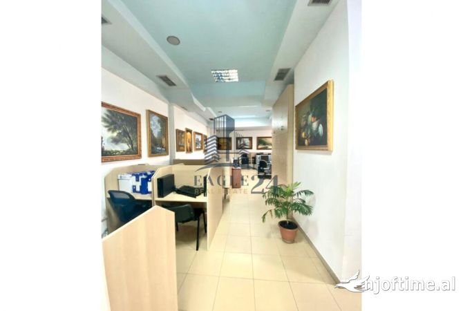 Shitet ambient komercial tek Ambasada Amerikane 