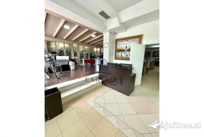 Shitet ambient komercial tek Ambasada Amerikane 