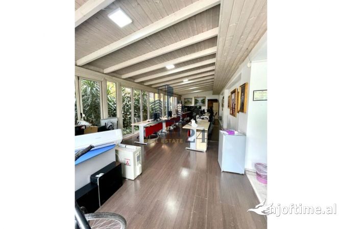 Shitet ambient komercial tek Ambasada Amerikane 