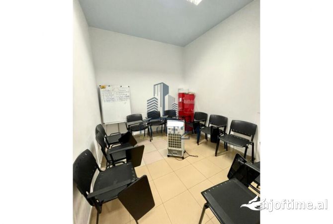 Shitet ambient komercial tek Ambasada Amerikane 