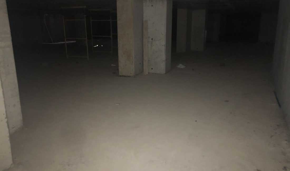 Shitet Dyqan 23 m2 (Emertimi eshte Garazhd),pjese e QEND. TREGTARE 24 Kt.."GARDEN BUILDING" - BOERI 