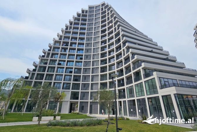 Ambiente Commerciale in Vendita 3+1 a Tirana - 359,000 Euro