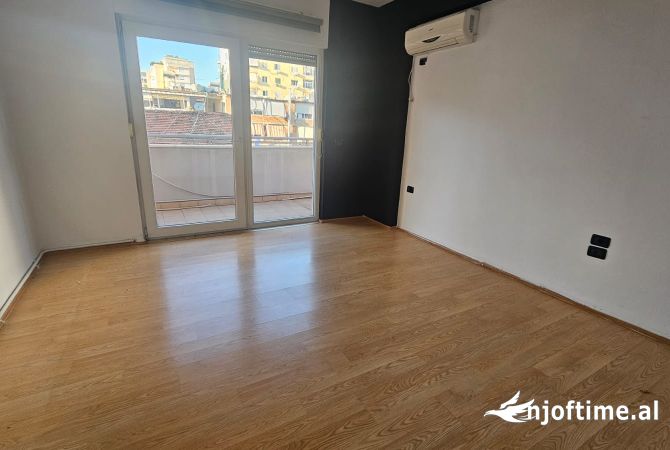 Ambiente Commerciale in Affitto 3+1 a Tirana - 850 Euro