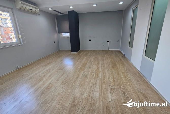 Ambiente Commerciale in Affitto 3+1 a Tirana - 850 Euro
