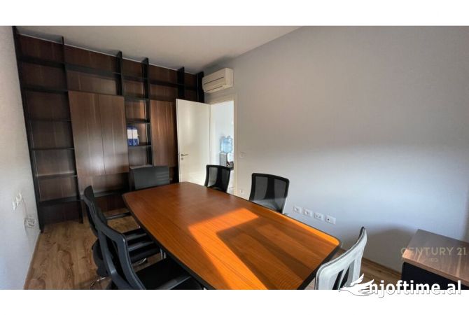 Ambiente Commerciale in Affitto 3+1 a Tirana - 800 Euro