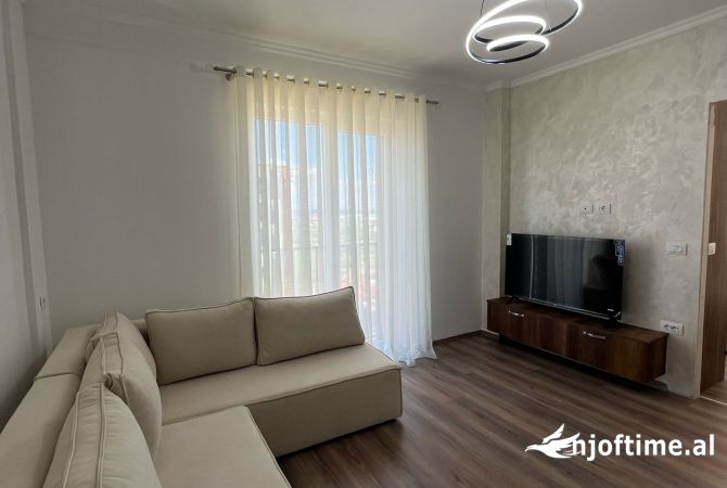 Shitet apartament 1+1 plus post parkimi tek Kompleksi Jolla