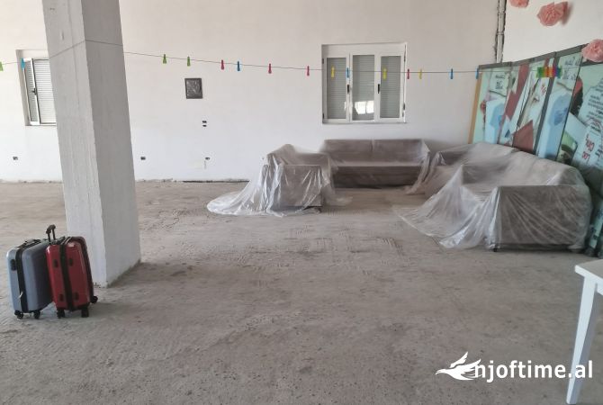 Ambiente Commerciale in Vendita 4+1 a Tirana - 600 Euro
